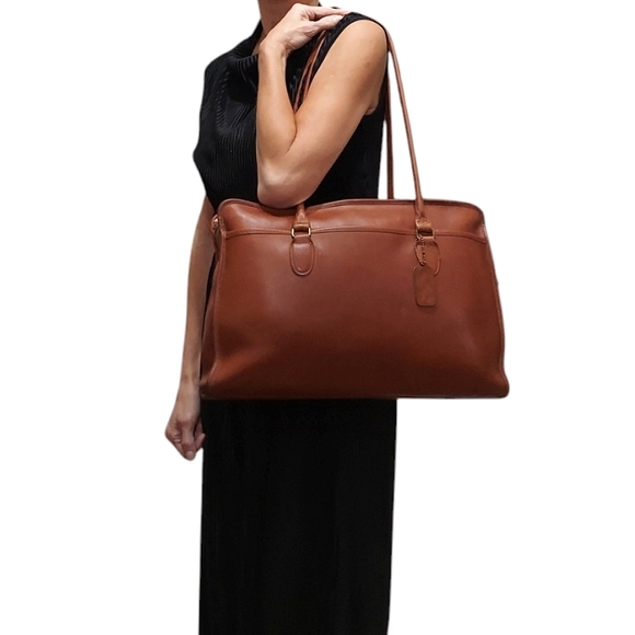 Coach Handbags - Coach Vintage Whiskey Leather Large Shoulder Bag Stunning